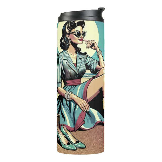 Retro-Frau aus den 50er Jahren am Strand Thermosbecher (Nach links gedreht)