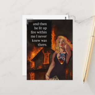 Retro-Frau Feuer inmitten eines brennenden Hauses Postkarte