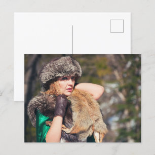 Retro-Frau im Winter Postkarte