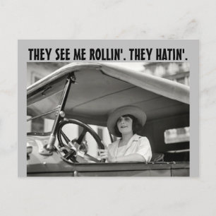 Retro-FRAU IN KLASSISCHEM AUTO FUNKY POSTKARTE