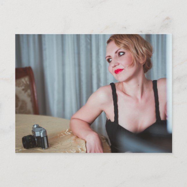Retro-Frau mit Kamera Postkarte (Vorderseite)