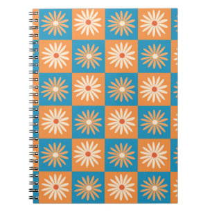 Retro-Gänseblümchen auf blauem und orangem Schachb Notizblock