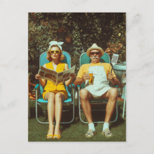 Retro-Garten-Barbecue-Szene mit stilvollem Paar Postkarte