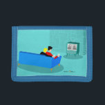 Retro Gay Couple Watching TV Foto Wallet Trifold Geldbörse<br><div class="desc">Dieses Retro Gay Couple Watching TV Design ist einfach fantastisch! Das minimalistische Design der 1960er Jahre erinnert an ein gemütliches Paar, dessen Lieblingsfernsehsendung in Schwarz und Weiß gehalten wird. Der elegante, türkisfarbene und aquamarine Raum ist mit einer Steinmauer versehen. Die gut gekleideten Männer halten Martinis. Herzlichen Glückwunsch zum perfekten Abend!...</div>