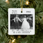 Retro-Gedächtnis für das Hochzeitstag Foto Schwarz Keramikornament<br><div class="desc">Braut und Groom Hochzeit Foto und Jahr Gedächtnisschmuck. Ideal,  um sich an den großen Tag von Ihnen zu erinnern oder um als Geschenk zu feiern ein Jubiläum von Eltern,  Großeltern und anderen Familienmitgliedern. Nehmen Sie dieses Schwarz-Weiß-Foto,  Retro,  Vintage Hochzeit und fügen Sie es zu diesem personalisierten Ornament.</div>