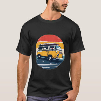 "Retro-Gelber Van mit Surfboard im Vintagen Stil T-Shirt