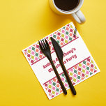 Retro Geometrtic Muster Custom Message Christmas Serviette<br><div class="desc">Diese Cocktailserien haben ein buntes Retro-Muster in den Vintagen Weihnachtsfarben der 70er Jahre: Rot,  Dunkelgrün,  Kalkgrün,  Rosa und Orange. Sie sind bereit,  mit Ihrer eigenen Nachricht in der Mitte in fett roten Schriften personalisiert zu werden.</div>