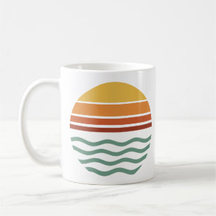 Retro gestreifter Sonnenuntergang über Wellen Kaffeetasse
