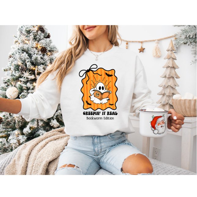 Retro Ghost Reading mit Bow "Creepin’ It Real" Sweatshirt (Von Creator hochgeladen)