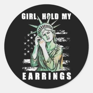 Retro Girl Hold My Ohrringe Anti-Trump Polic Runder Aufkleber