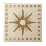 Retro Gold Sternexplosion Design Fliese<br><div class="desc">Modernes, inspiriertes Design aus der Mitte des Jahrhunderts besticht durch eine Vintage Retro-Sternexplosion in goldfarbenen Tönen auf beigem Hintergrund, gerahmt durch eine Grenze aus kleineren Sternexplosionen. Einfaches, sauberes, modernes, nahtloses Design. Erstellen Sie Ihr eigenes benutzerdefiniertes Muster, indem Sie die angegebenen Felder verwenden, oder wenden Sie sich mit der Schaltfläche "Nachricht"...</div>