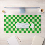 Retro Green Beige Checked Checked Schreibtischunterlage<br><div class="desc">Trendige Karos. Moderne karierte Beige-Tischmatte</div>