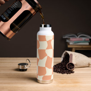 Retro-grooviger Schachbrett-Hintergrund in Orange Trinkflasche