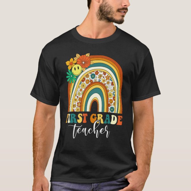 Retro Groovy 1. Klasse Lehrer Rainbow Back T-Shirt (Vorderseite)