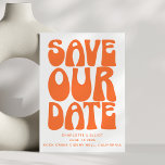 Retro Groovy 70er Bright Orange QR Code Wedding Save The Date<br><div class="desc">Machen Sie Ihren besonderen Tag von Anfang an unvergesslich mit dieser Retro-inspirierten "Rett Our Date"-Karte mit fett orangefarbener Typografie, die an die 1970er Jahre erinnert. Dieses Design ist perfekt für Paare, die eine spielerische und nostalgische Ästhetik Liebe haben, und Set für Ihre Hochzeitsfeiern. Ideal für moderne Hochzeitsthemen, Retro oder unkonventionelle...</div>