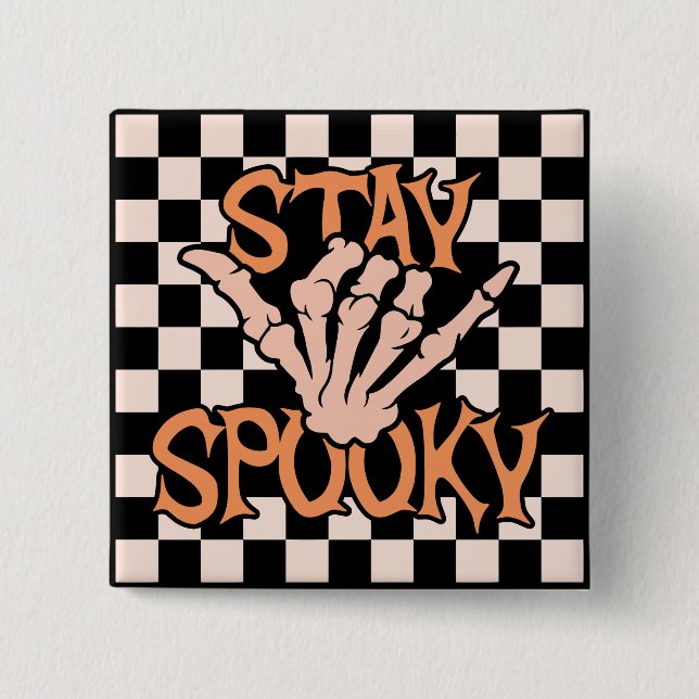 Retro Groovy Checkered Bleibe Spooky Halloween Button (Vorderseite)