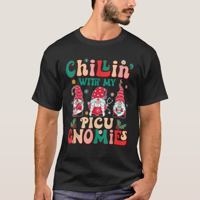 Retro Groovy Chillin With My PICU Gnome Nurse Chri T-Shirt (Vorderseite)