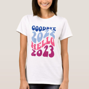 Retro Groovy Goodbye 2022 Hallo 2023 Neujahr T-Shirt