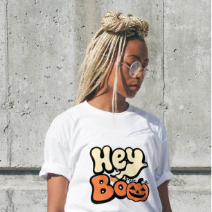 Retro Groovy Halloween Frauen T-Shirt „Hey Boo“ Tri-Blend Shirt