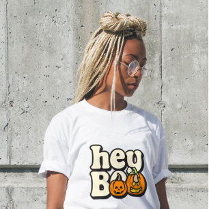 Retro Groovy Halloween Frauen T-Shirt „Hey Boo“ Tri-Blend Shirt