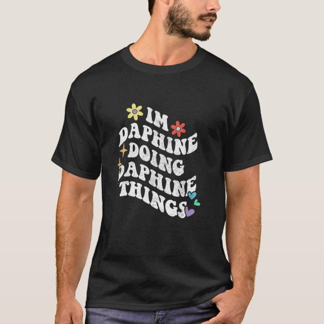 Retro Groovy Im Daphine Doing Daphine Things Funny T-Shirt (Vorderseite)
