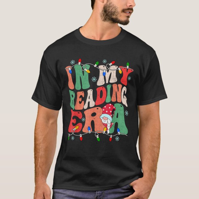 Retro Groovy In My Reading Era Gnome Light Teacher T-Shirt (Vorderseite)