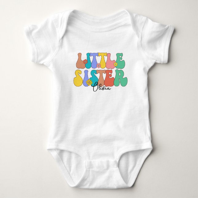 Retro Groovy Little Sister Individuelle Name Baby Strampler (Vorderseite)