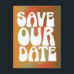 Retro Groovy Orange Trendy Gradient Save the Date Postkarte<br><div class="desc">Mit dieser Retro-inspiriert Postkarte, die mit kühlem Groovy Typografie und einem warmen Farbverlaufshintergrund aufwartet, verkünden Sie Ihren großen Tag. Dieses spielerische Design eignet sich ideal für Paare, die ein Vintages, boho oder eklektisches Hochzeitsthema planen. Das Wesen des 70er-Stils wird durch modernes und auffälliges Design bleibe. Ideal für freudlose Paare, die...</div>