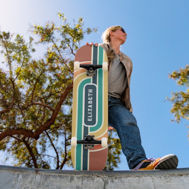Retro Groovy Rainbow Strips mit Name Skateboard (Außenbereich 1)