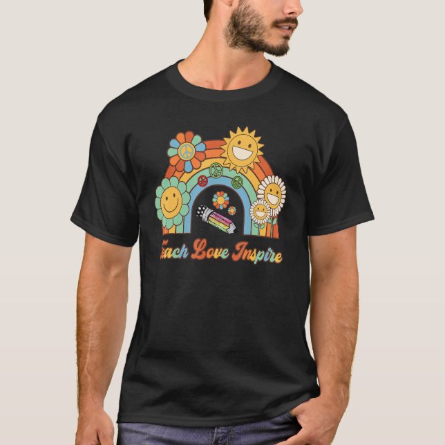 Retro Groovy Rainbow Teach Liebe Inspiriert Lehrer T-Shirt (Vorderseite)