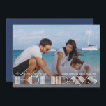 Retro Happy Holidays Typografie Weihnachten<br><div class="desc">Happy Holidays Typografie und Ihr Lieblings-Foto mit Ihren Namen chic Schriften auf der Rückseite. Perfektes Design, um das Foto zu sehen. *ÄNDERN SIE DIE FARBE auf der Kartenrückseite, um sie an Ihr Foto anzupassen. Wählen Sie Matte für schwerstes Papier und High Definition für beste Foto-Qualität. Der Live-Design-Service kann Ihnen bei...</div>