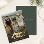 Retro Happy Holidays Weihnachtsfest Foto Vertikale Folien Feiertagskarte<br><div class="desc">Diese Retro Happy Holidays Christmas Foto Vertical Gold Foil Holiday Card bietet ein gepflegtes und raffiniertes Design mit einem kompletten Foto und großer Retro-Schrift Retro-Typografie. Der lässige Retro-Stil fügt sich mühelos in die natürliche Umgebung ein und eignet sich somit hervorragend für Familien,  die einen zeitlosen Urlaub verbringen möchten.</div>