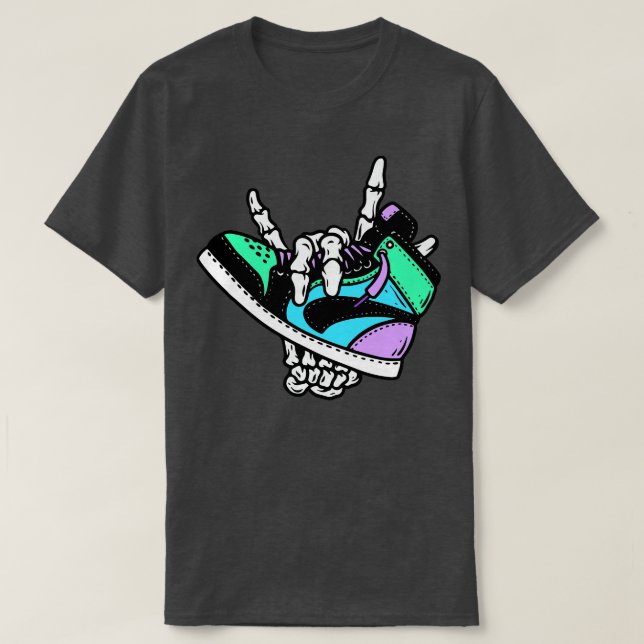 Retro High Top Sneaker in den Händen eines Skelett (Design vorne)
