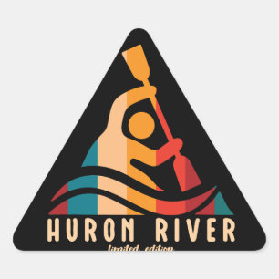Retro Huron River Kayaking Dreieckiger Aufkleber