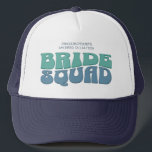 Retro Junggeselinnen-Abschied Bride Squad Bridesma Truckerkappe<br><div class="desc">Lassen Sie sich mit diesem atemberaubenden Retro-Junggeselinnen-Abschied personalisierte Produkte von Ihrem bevorstehenden Junggeselinnen-Abschied verzaubern. Ob Sie einen Ausflug am Strand, einen Mädchenurlaub oder einen Urlaub mit den besten Freunden feiern, diese maßgeschneiderte Junggeselinnen-Abschied-Merchandise ist die perfekte Ergänzung zu Ihrem unvergesslichen Aufenthalt. Fügen Sie Ihrem Junggeselinnen-Abschied-Souvenir eine persönliche Touch mit benutzerdefinierten Textoptionen...</div>