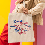 Retro Kamala Harris Tim Walz Niedliche Wahl Tragetasche<br><div class="desc">Dieses niedliche Retro Kamala Harris Tim Walz Tote Tasche mit Sternen und schweren Streifen in blau und rot für die USA. Ein cooles patriotisches amerikanisches Demokratiegeschenk in lustigem Vintagem Schriftart.</div>