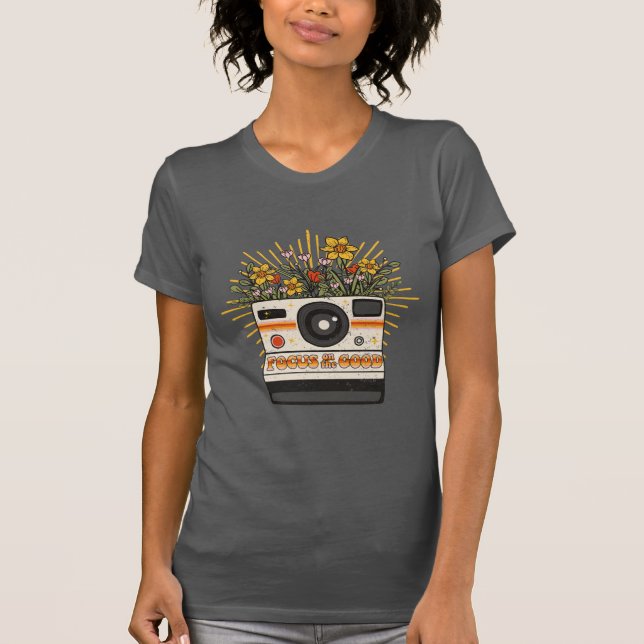 Retro-Kamera Fokus auf dem guten T - Shirt (Vorderseite)
