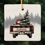 Retro Karierter Weihnachtswagen Kundenname Keramikornament<br><div class="desc">Mit unserem Retro-karierten Weihnachtswagen-Schmuck in den Hallen! Personalisiert mit Ihrem Familiennamen,  ist es die perfekte festliche Touch,  um Ihrem Urlaubbaum in dieser Saison Charme und Nostalgie zu verleihen.</div>