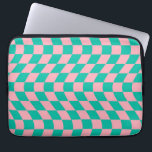 Retro-Karton mit abgeschliffenem Karo, rosa grünes Laptopschutzhülle<br><div class="desc">Coole Schachbretter in Pastellgrün und Pastellrosa. Ein nettes Retro psychedelisches Design,  das Sie in das Wunderland führt. Verdrilltes,  gewölbtes,  verdrilltes Schachbrett,  verdrillte Karos,  verschmutzte Studentenschlafzimmer mit Schornstein,  preppy Laptop Cover.</div>