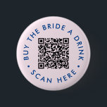 Retro Kaufen Sie die Braut einen Drink Junggeselin Button<br><div class="desc">Mit diesem Retro Buy the Bride a Drink Junggeselinnen-Abschied QR Button bringen Sie eine moderne Touch in die Bachelorette der Braut. Dieser Knopf verbindet nahtlos Vintage Ästhetik mit zeitgenössischer Drehung und zeigt ein stilvolles blaues Design und einen anpassbaren QR-Code. Die Essenz der Retro-Vibes mit einem modernen Rand zu erfassen, macht...</div>