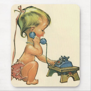 Retro-Kind süßes blondes Mädchen spricht auf Spiel Mousepad