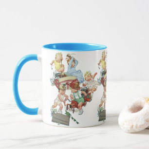 Retro-Kinder Kleinkinder spielen mit Feuerwehrwage Tasse