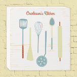 Retro Kitchen Personalisiert Holzkisten Schild<br><div class="desc">Fun Retro Küchengeräte. Ändern Sie den Namen oder den Text,  um ihn zu personalisieren. Originelle Kunst von Nic Squirrell.</div>