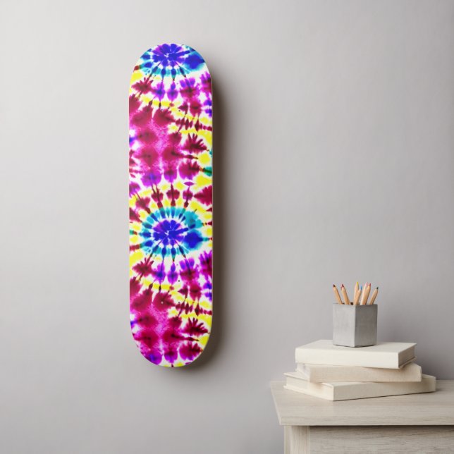Retro-Krawatte-Färbung in Pinks, Blues, Gelb Skateboard (Wandkunst)
