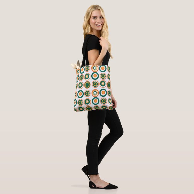 Retro-Kreise Orangefarbene Flasche auf weiß Tasche (Am Model)
