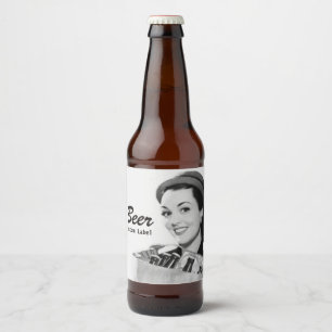 Retro Lächelnde Frau in den 1950er Jahren Holding  Bierflaschenetikett