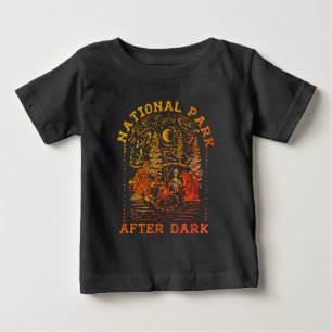 Retro-Lagerfeuerszene mit Bigfoot, Außerirdischem  Baby T-shirt