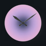 Retro Lavender Lila Gradient Runde Wanduhr<br><div class="desc">Gradient Design - Aura Effekt - lila / lila/ Lavendel / violetter Farbverlauf.</div>