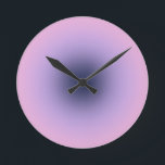 Retro Lavender Lila Gradient Runde Wanduhr<br><div class="desc">Gradient Design - Aura Effekt - lila / lila/ Lavendel / violetter Farbverlauf.</div>