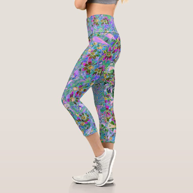 Retro-Lila, grüne und blaue Wildblumen auf Rosa Capri Leggings (Links)
